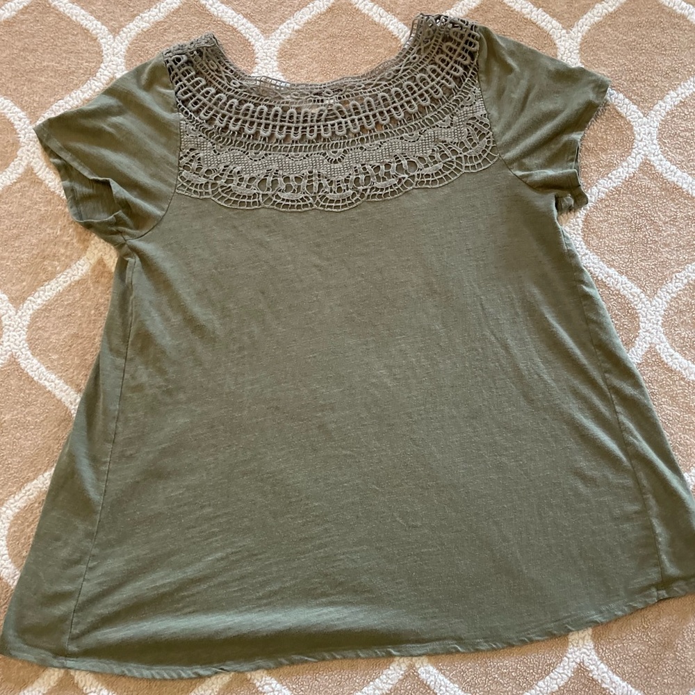 Liz Lange Olive Green Maternity Short Sleeve Top - Picture 2 of 7